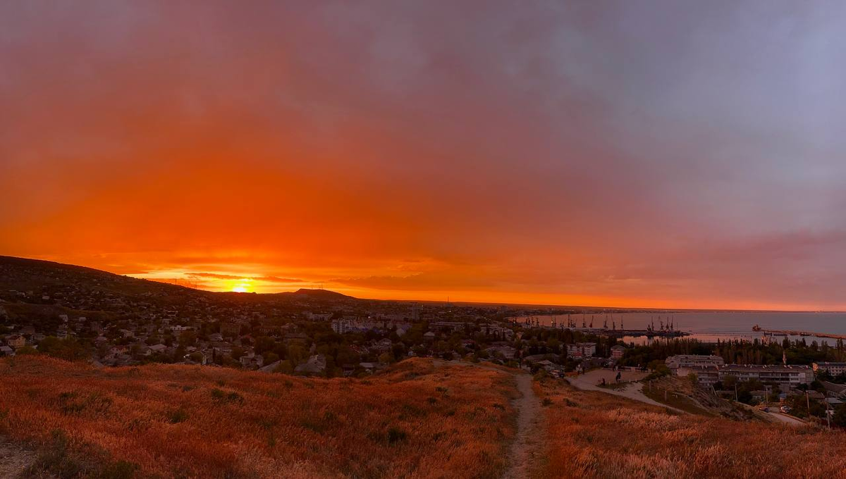 Закат над Феодосией. Фото Андрея Шелякина