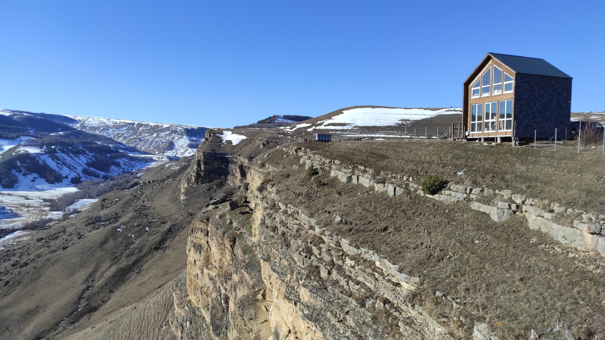Вот только комплекса дорогих отелей нам тут на краю обрыва не хватало для полного счастья. Фото: Кирилл Полиенко/Polienko: путешествуем вдвоём