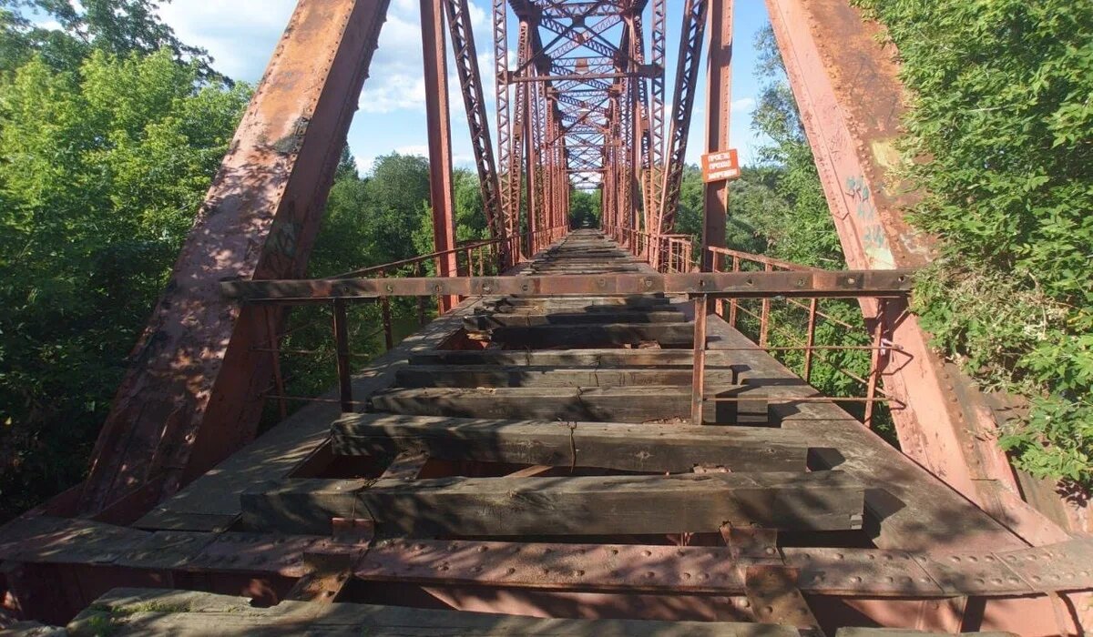 "Красный мост". Вид железнодорожный мост через реку Сейм до 2022 года, город Курск.  