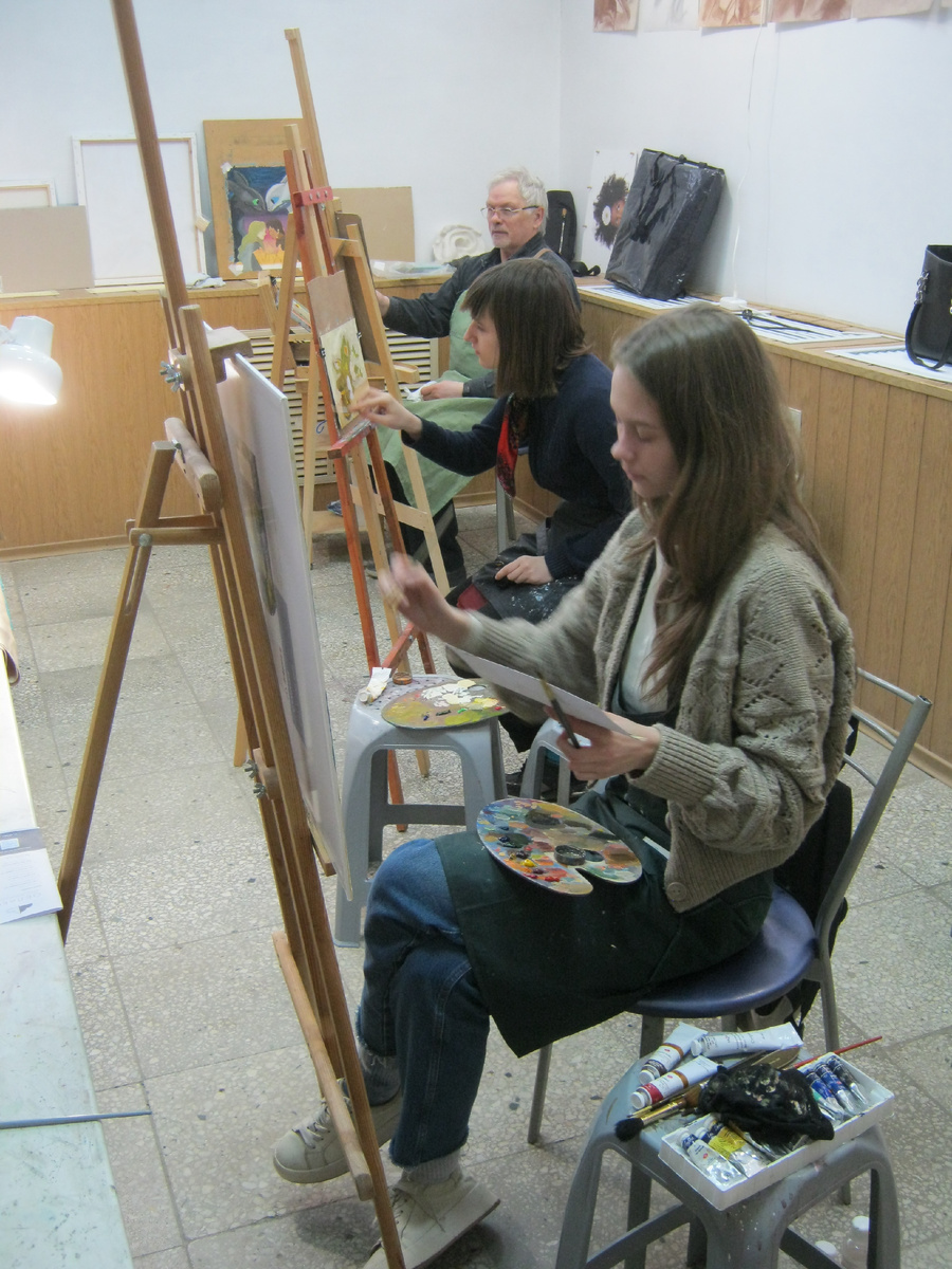 Люди приходят самые разные - молодые и взрослые, десятилетние и шестидесятилетние. В обучении рисованию главное - мотивация и желание трудиться, и результаты обязательно будут.