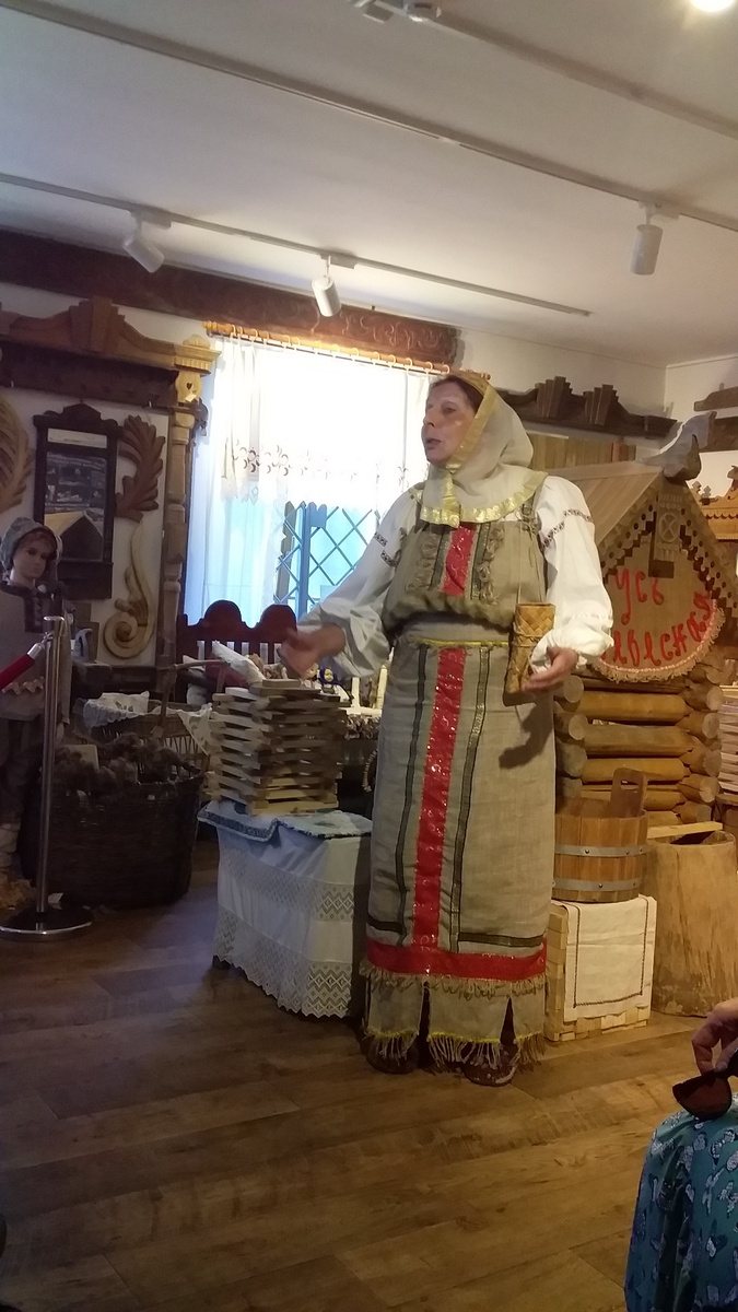 Это не экспонат, а экскурсовод. Удивительно увлеченный человек. Вся экскурсия, как песня, в стихах и с прибаутками.