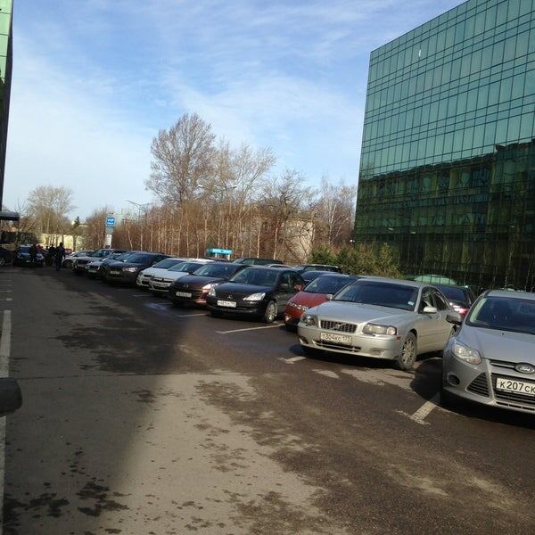 Парковка у БЦ весной 2025-ого