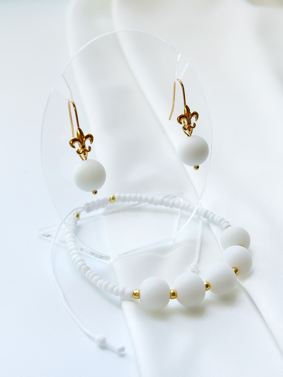 Каждое изделие в комплекте тщательно изготовлено вручную.