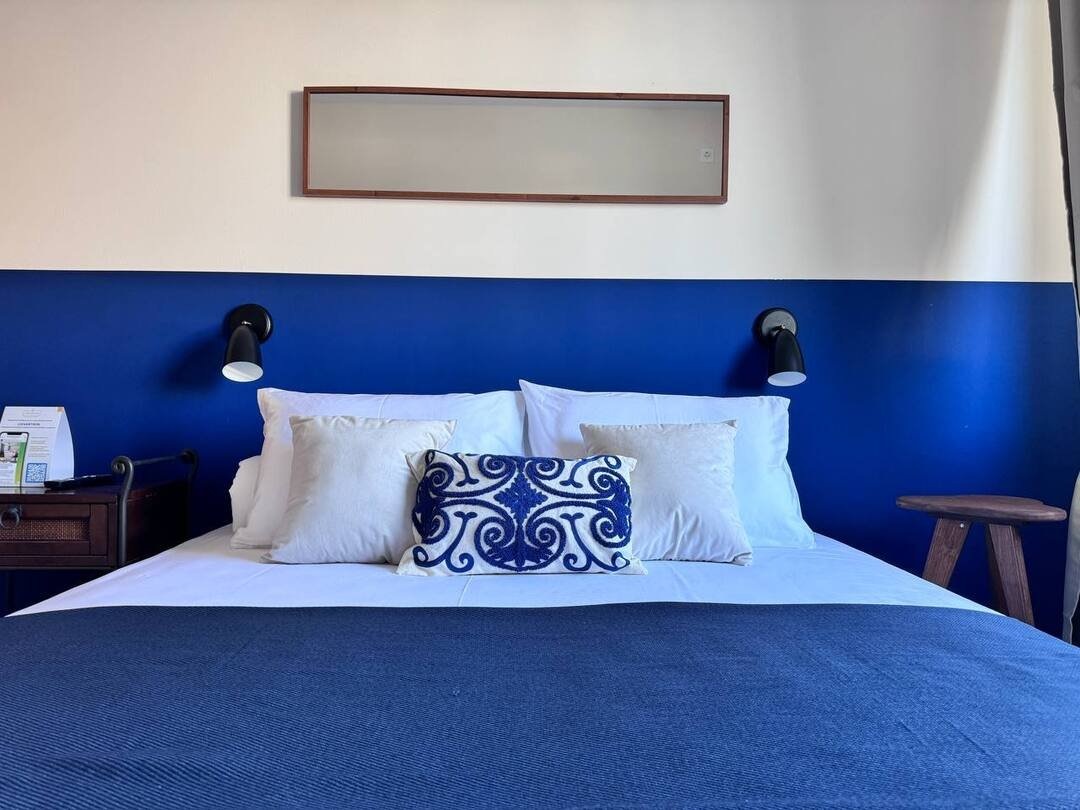 Двуспальная кровать с белоснежным постельным бельем отельного типа. В апартаментах «Балтийский побег» можно хорошо выспаться перед велотуром.