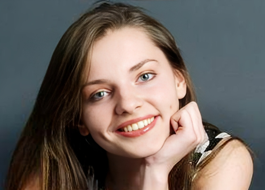 на фото Лиза Боярская в юности