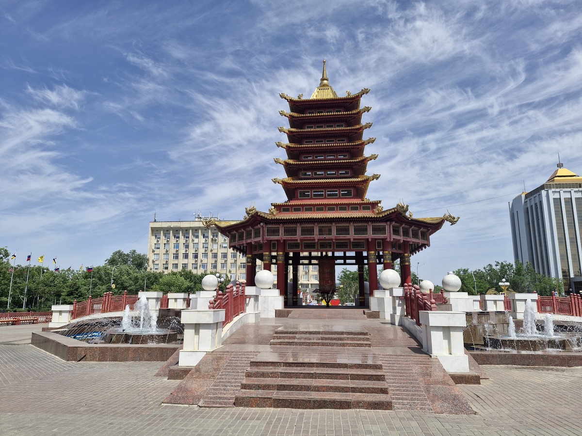 Пагода Семи Дней на площади Ленина