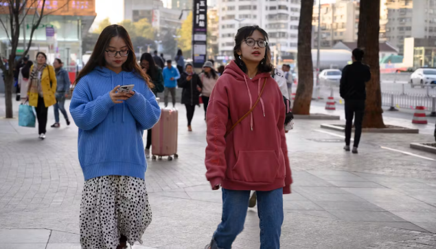 У девушек примерно в три раза больше шансов отпроситься с занятий без последствий, чем у парней. Не очень честно, если они врут, а не болеют