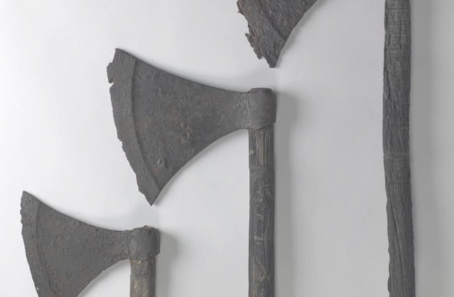 Три топора из Лох Коррибу - XII век. Эти точно боевые и сделаны из железа