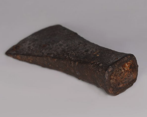 Втульчатый железный топор из железного века Британии. 
