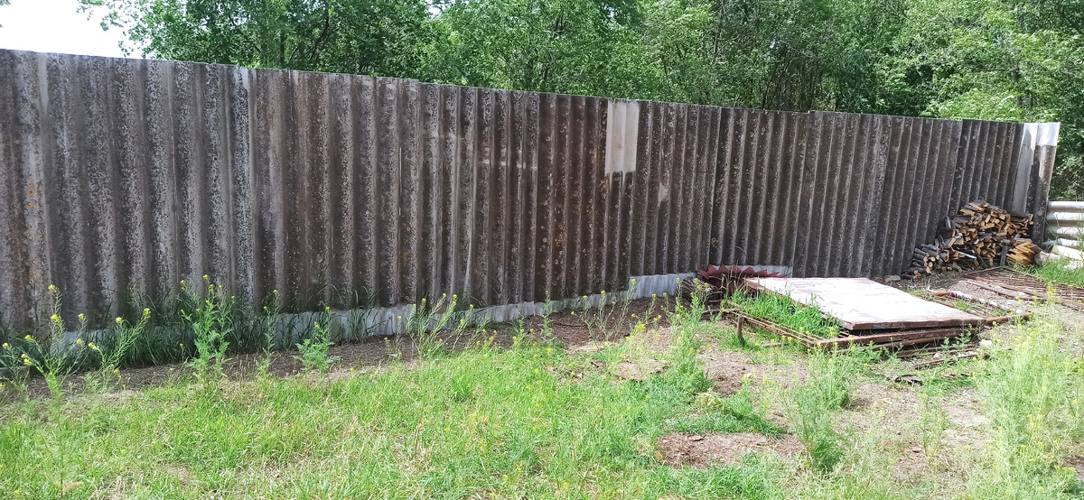 Было не много шифера. 