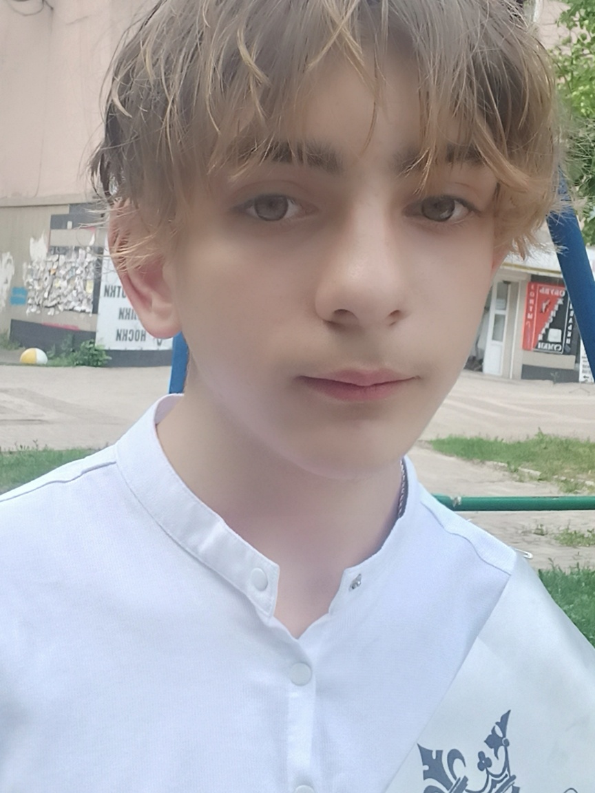 И тут в середине 9 класса – все поменялось. Он любит машины, но хочется, как большинство друзей и знакомых отправиться в военное училище. 