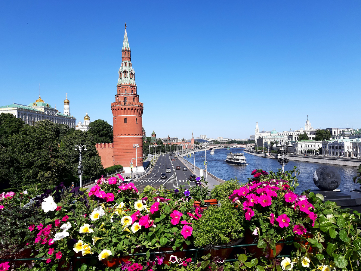 Лето 2025 в Москве. Буйство летних красок на фестивале «Сады и цветы». «Цветущий» Большой Каменный мост.