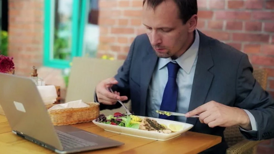 Тут я начал оправдываться, мол, частые приемы пищи ускоряют метаболизм, не дают сахару падать, снижают чувство голода…