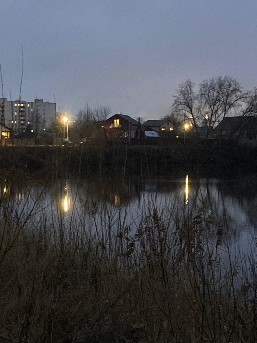 Огни, горящие в сгущающее темноте. 