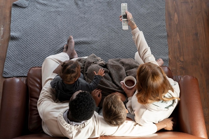 В результате каждая британская семья сама выбирает, телевидение какой гаммы будет в её доме. /Фото: ru.freepik.com