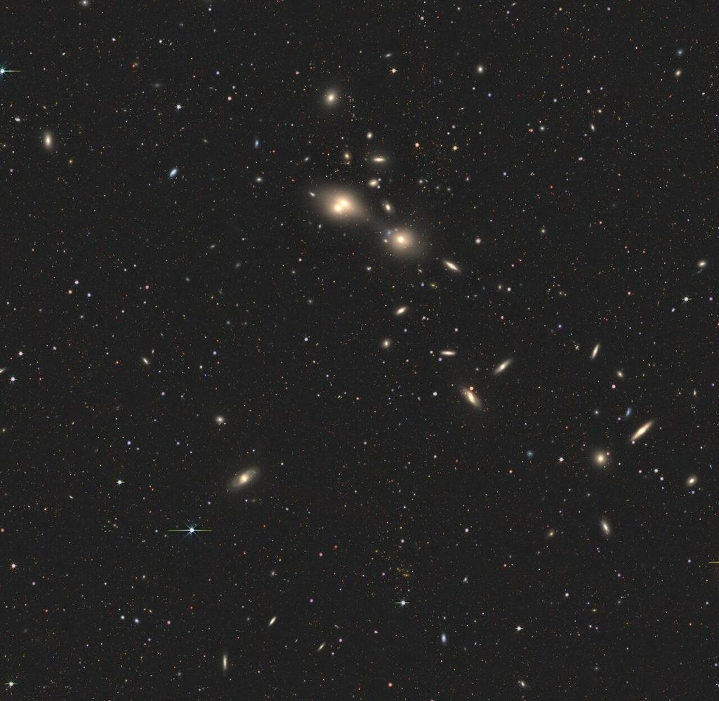 На широкоугольном изображении показан участок неба, где расположены две взаимодействующие галактики, получившие прозвище «космический поединок» из-за того, что одна из них поражает другую мощным излучением. Телескоп ALMA позволил подробно рассмотреть структуру этих галактик, а Очень большой телескоп (VLT) ESO проанализировал ущерб, который одна галактика наносит своей соседке. Источник: DESI.