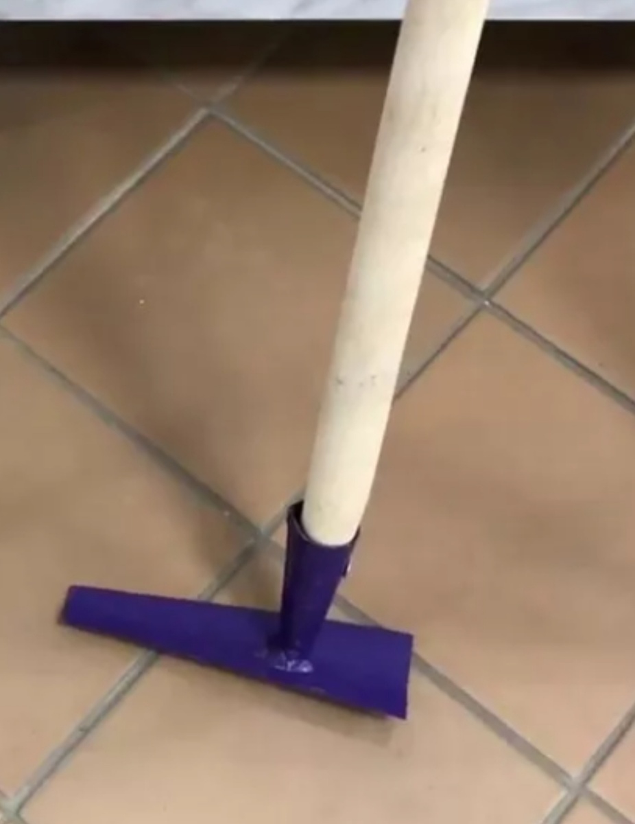 Удобная компактная мотыжка для рыхления 