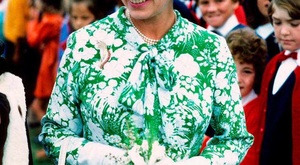 Кокетливая королева. Самые красивые платья в цветочек Елизаветы II