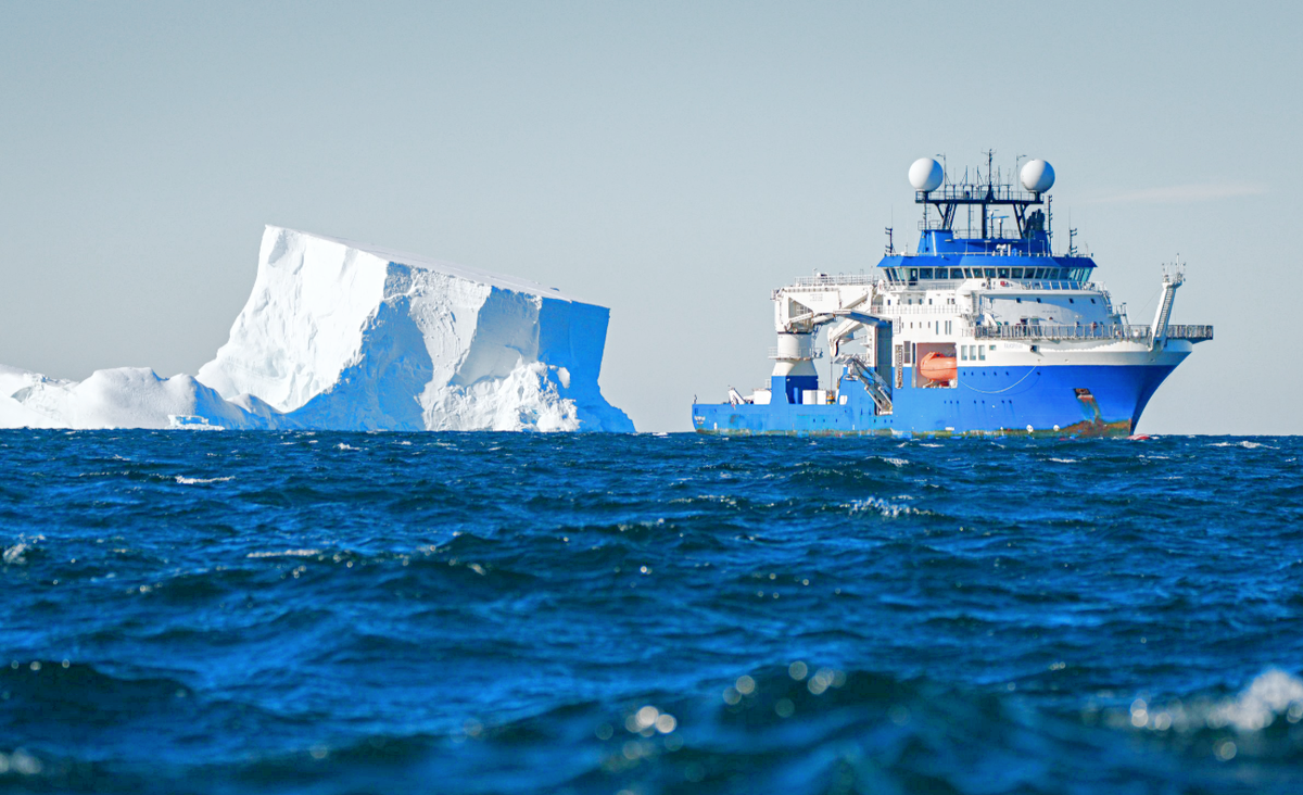 Судно "Фалкор" у гигантского айсберга А84. Все фото взяты с официального портала института Шмидта: schmidtocean.org