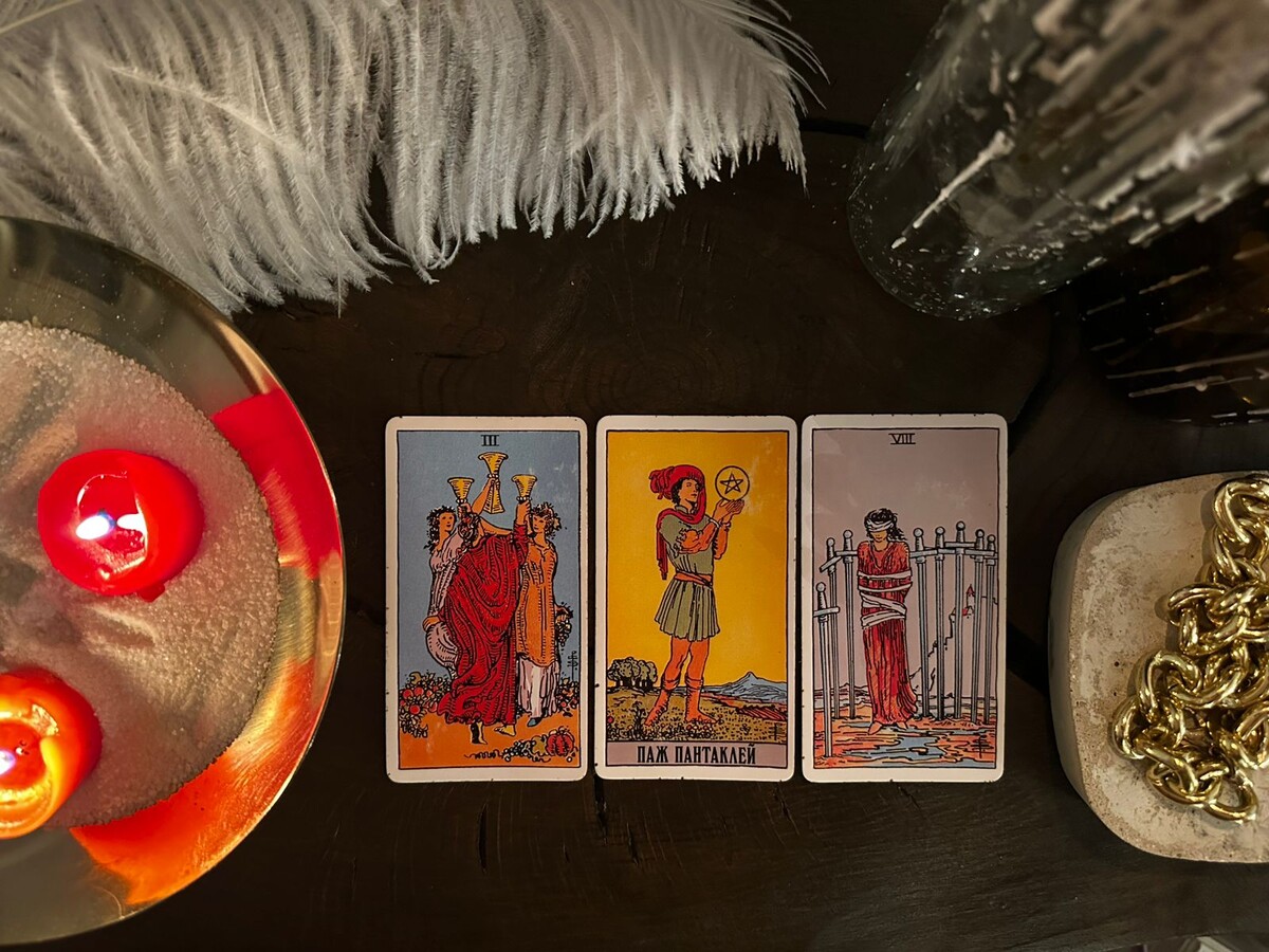 3 Кубков, Паж Пентаклей, 8 Мечей