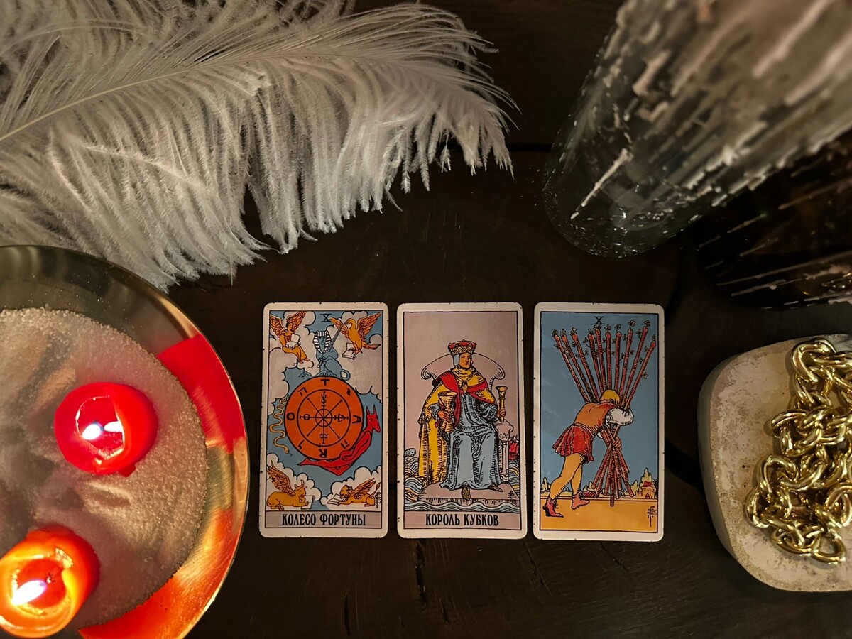 Колесо Фортуны, Король Кубков, 10 Жезлов