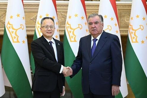 Ингмин Янг и Эмомали Рахмон. Фото пресс-службы президента Таджикистана