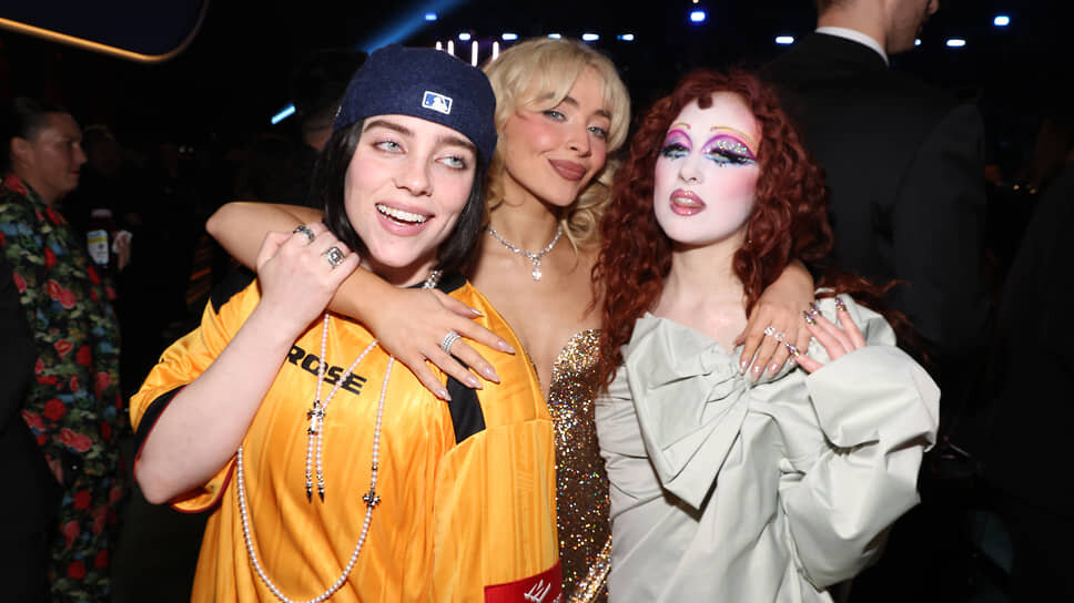 Не получившая в этом году ни одной Grammy Билли Айлиш (слева) взяла на American Music Awards семикратный реванш.📷Фото: Kevin Mazur / Getty Images