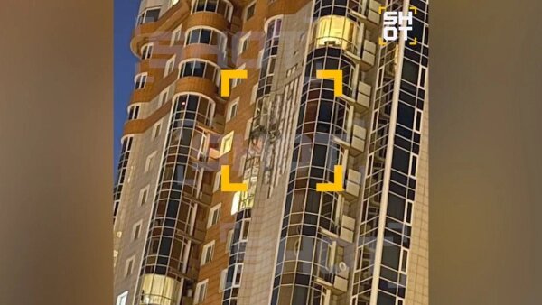 Повреждения дома в ЖК «Миракс Парк». Фото © Telegram / SHOT