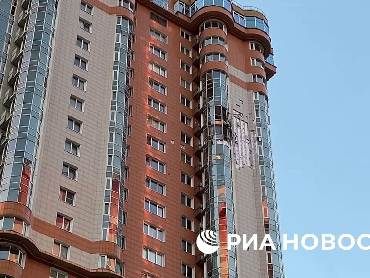    Последствия атаки БПЛА устраняют на западе Москвы© РИА Новости