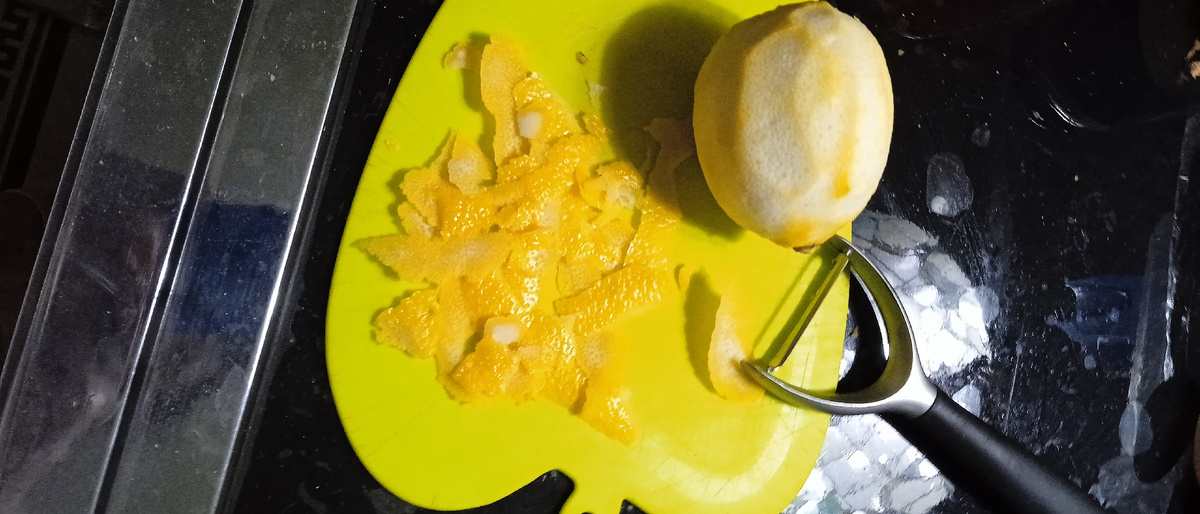 Вымыть цитрус с щёткой. Снять цедру