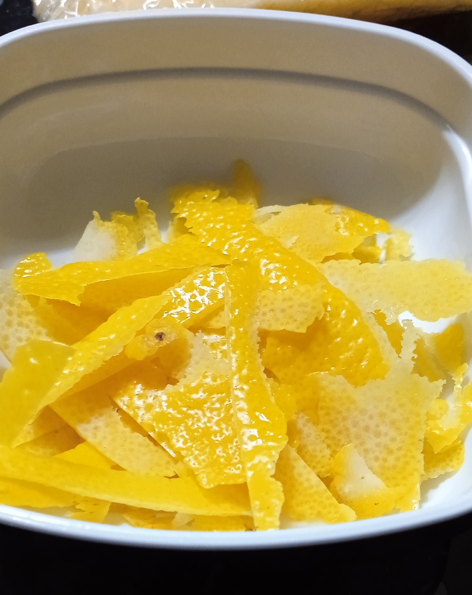 Нарезать цедру узкими полосами, положить в тёмный шкаф для просушки, перемешивать 1-2 р/д. Безусловно, можно делать и в дигидраторе на 30°С, это даже намного было бы лучше, но каждый раз его запускать ради 1 апельсина или лимона довольно бестолково.