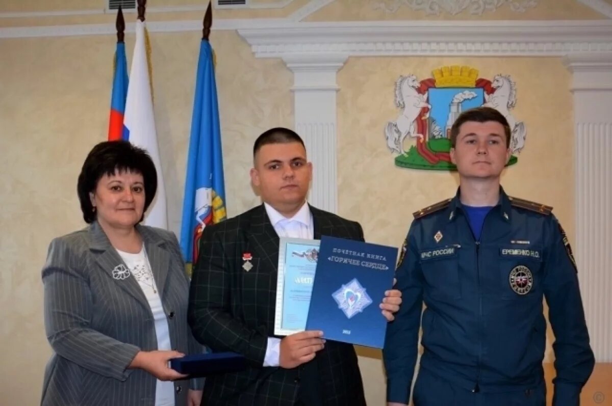    В Барнауле наградили спасшего двух тонущих детей студента