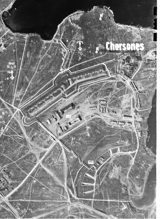 Немецкая аэрофотосъемка погребов и массивов 12-й и 13-й батарей.