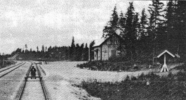 Станция Кархусуо (Karhusuo).
Вокзал 4 класса. Год постройки 1927. Не сохранился. Новый построен в 1942 году, также не сохранился.