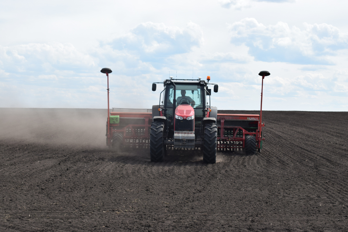 1.	В сельхозпредприятиях района активно внедряют современные технологии. Так, в ООО "Алант" техника оборудована спутниковой системой, позволяющей задействовать автопилот.