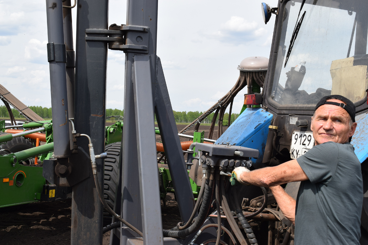 2.	В задачи водителя ООО "Сибиряк" Александра Сбоева входит доставка семян и удобрений в поля и их разгрузка. 