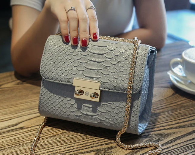 Сумочка для нового образа. Источник фото joom.ru