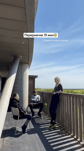 Алина Загитова общается с Тиффани Загорски и Джонатаном Гурейро