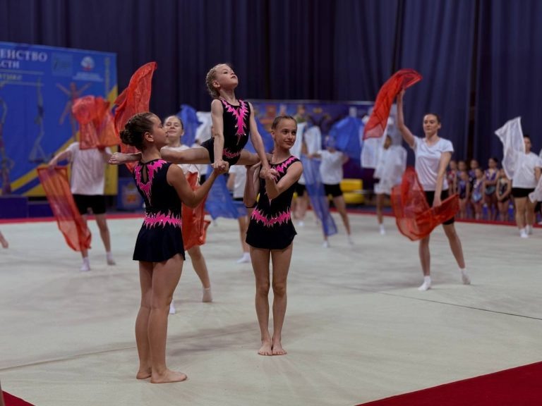    В Оренбурге проходят чемпионат и первенство области по спортивной акробатике «О»