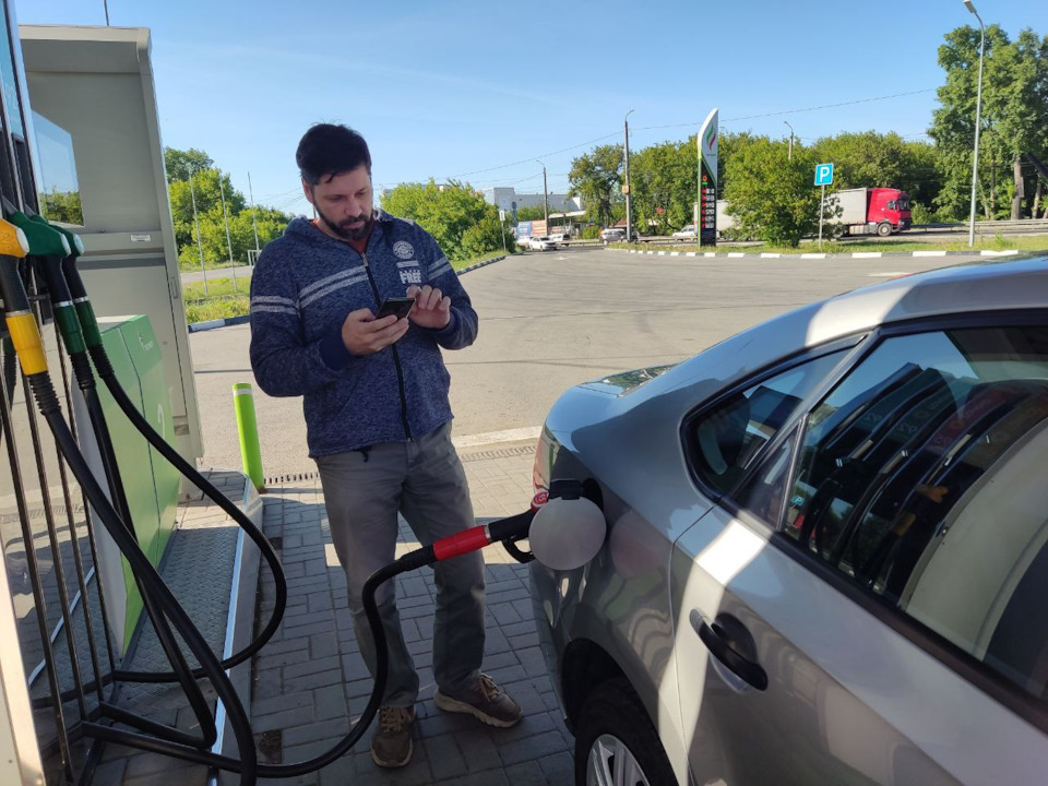 С приложением все просто: заправляюсь всегда до полного бака и отмечаю пробег по одометру. Остальное программа высчитывает все сама.