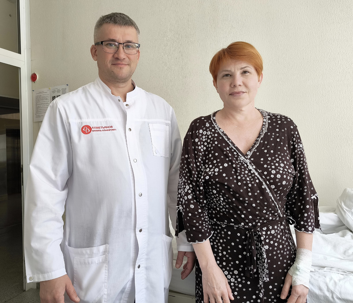 Пациентка Новосибирского НИИТО им. Я.Л. Цивьяна Венера Сагдиева с заведующим нейрохирургическим отделением №1 Шамилем Ахметьяновым. После операции 