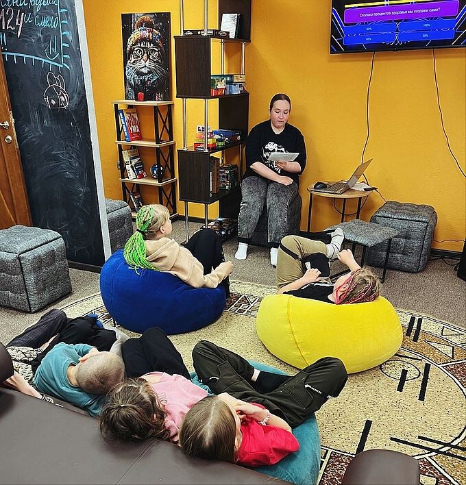 Дети слушают Дудникову Юлию Александровну