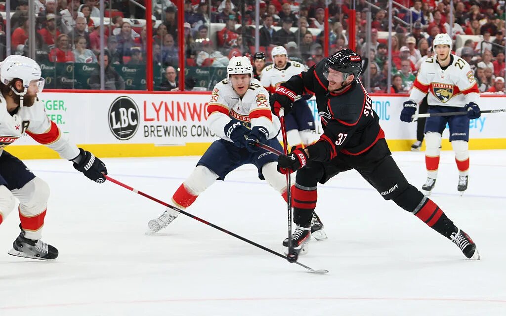 Атакует игрок "Каролины".  фото: картинки яндекса.