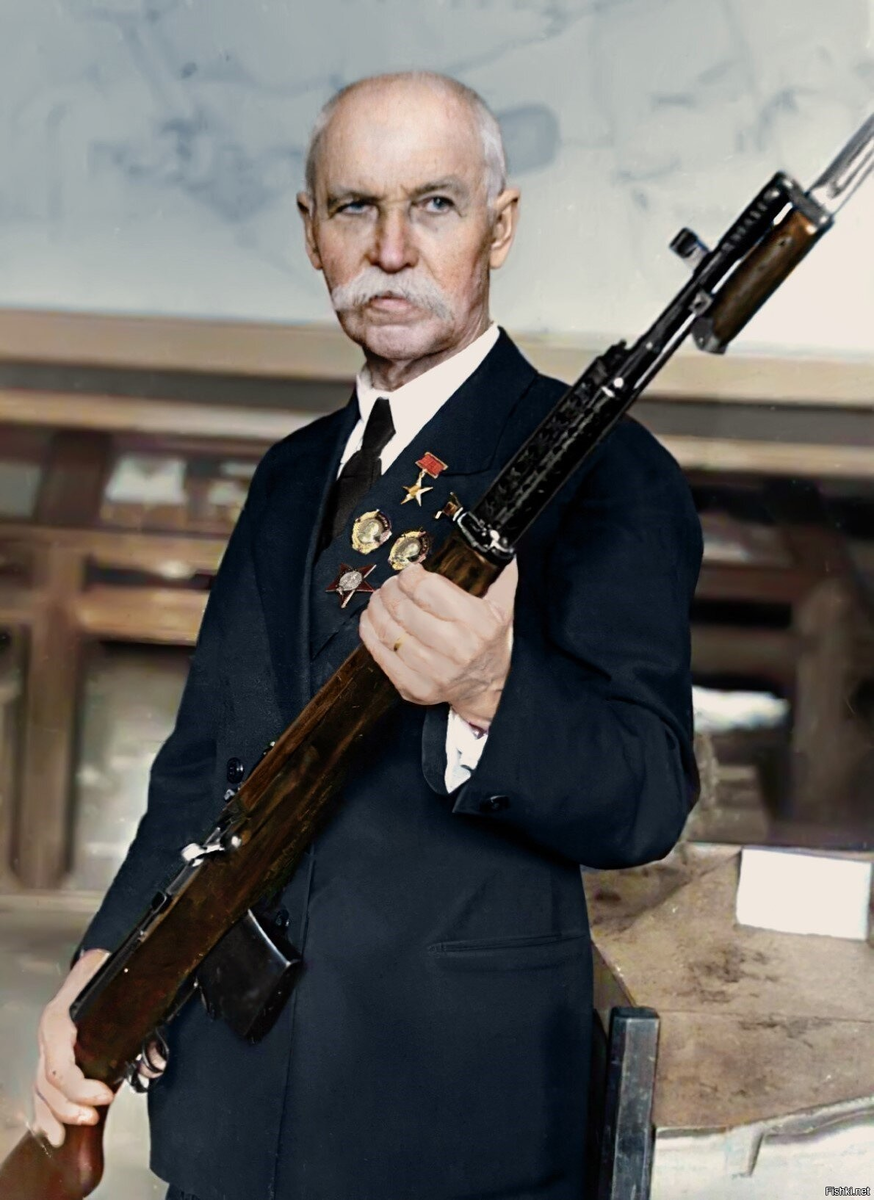 В 1920-х и начале 1930-х годов Фёдор Васильевич Токарев активно экспериментировал с различными конструкциями автоматических винтовок и карабинов. 