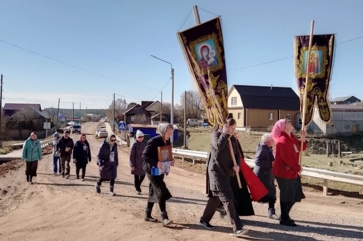     В преддверии дня памяти святителя Стефана в Гайнах прошёл крестный ход.