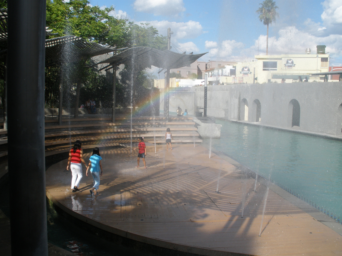 Жара. Дети играют с фонтаном. Фото автора.