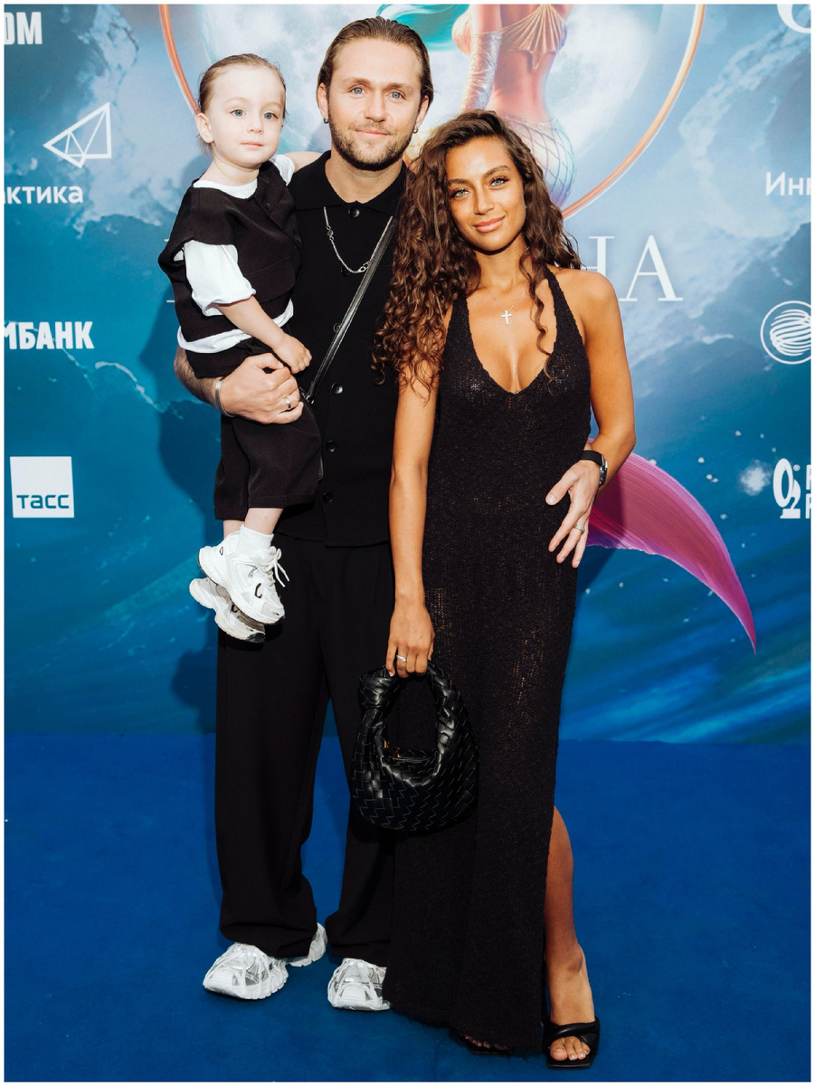 Влад Соколовский и Ангелина Суркова с сыном