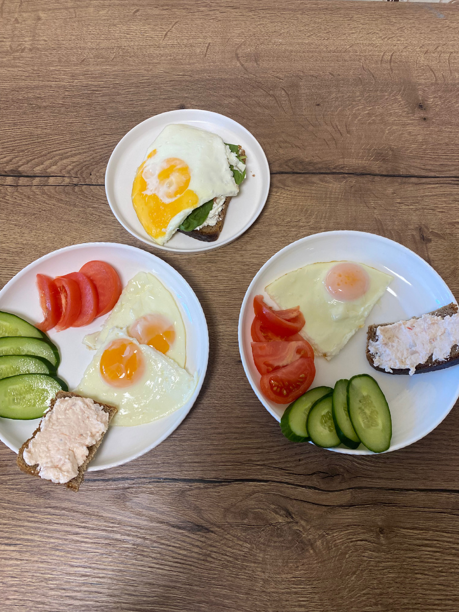 Детям яичница, мне бутерброд