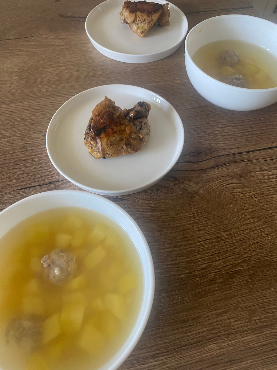 Суп с фрикадельками и куриное бедро