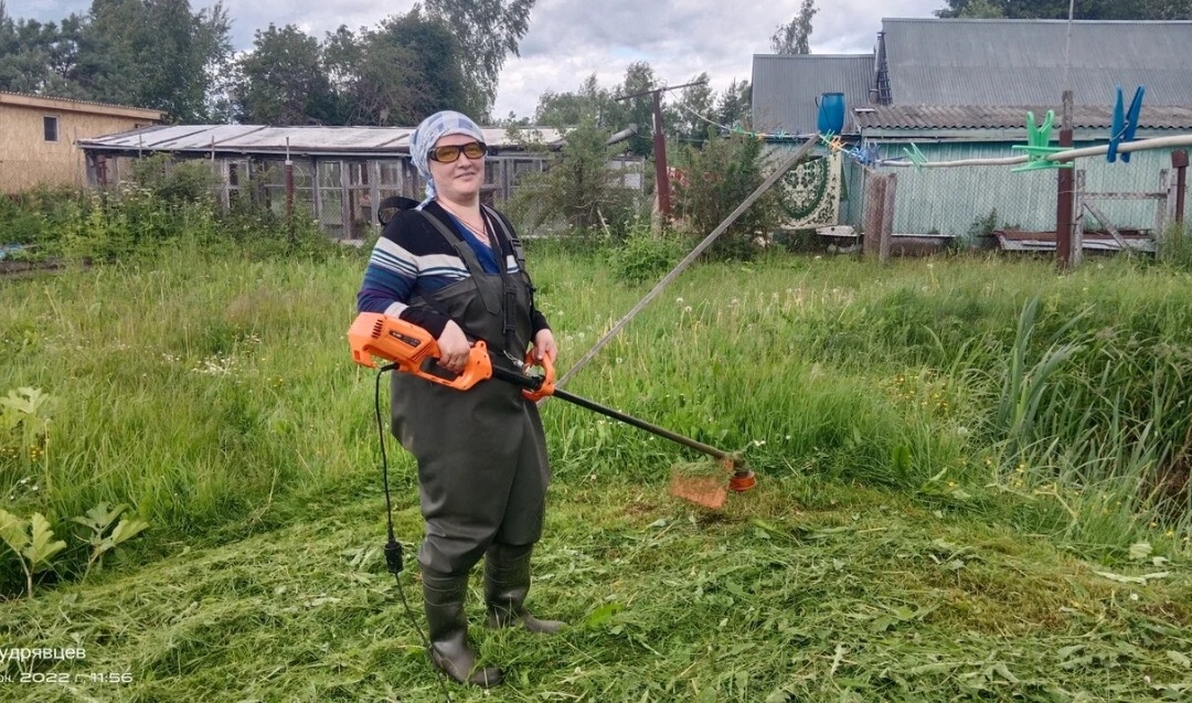 Косю траву.